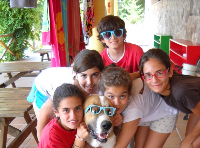 Poniendo las gafas al perro